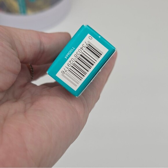 Thrive Causemetics Brilliant Eye Brightener Stick - Racquel Soft Silver Shimmer - Picture 11 of 13